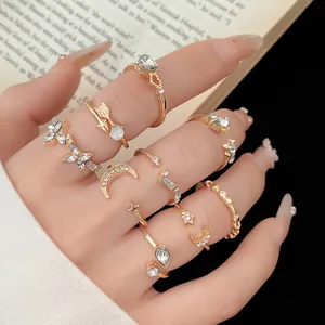 Detailaufnahme eines 9-teiligen goldenen Ring-Sets mit Herz-, Stern- und Mondmotiven