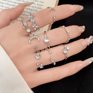 Detailansicht des 9-teiligen silbernen Ringsets mit Herz-, Stern- und Mond-Kristalldesign