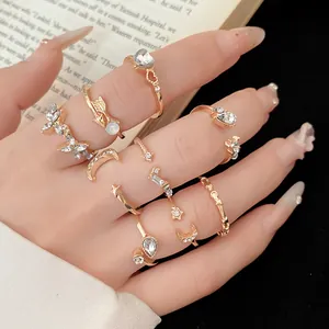 Detailansicht eines 9-teiligen goldenen Ring-Sets mit Herz-, Stern- und Mondmotiven