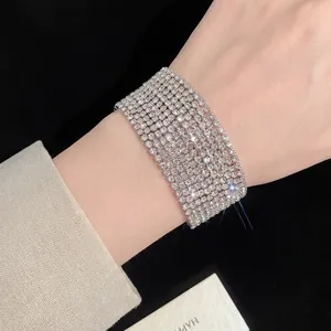 Elegante bracciale multistrato di strass con cristalli per un look di lusso