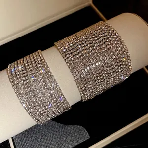 Elegante bracciale rigido a più file di strass con scintillanti cristalli da donna.
