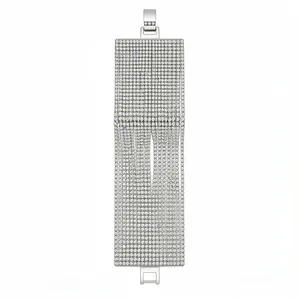 Lussuoso bracciale a più fili con strass argentati e una chiusura pieghevole sicura
