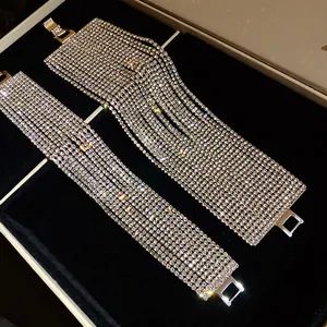 Dettaglio ravvicinato di un lussuoso bracciale multi-filo con strass e chiusura a scatto