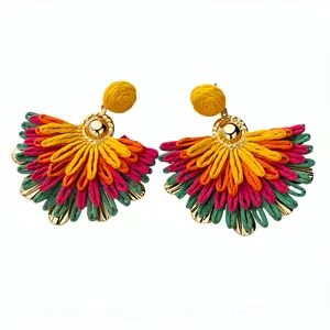 Orecchini a ventaglio in rafia colorata con accenti dorati per un look estivo vivace.