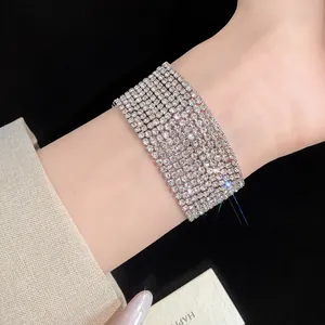 Primo piano di un elegante bracciale multistrato color argento con strass brillanti e rifiniture