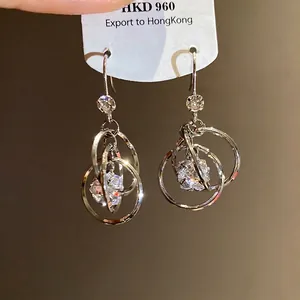 Eleganti orecchini a gancio in argento con cerchi geometrici e zirconi per donna