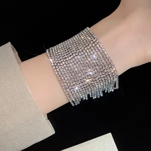 Primo piano di un lussuoso bracciale multistrato con strass che brilla elegantemente sul polso