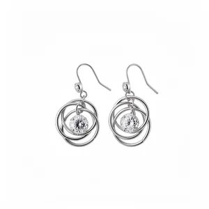 Orecchini minimalisti in argento con cerchi intrecciati e zircone centrale brillante.