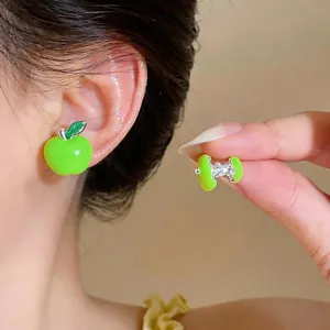 Orecchini a lobo asimmetrici a forma di mela verde con finitura smaltata e argento.