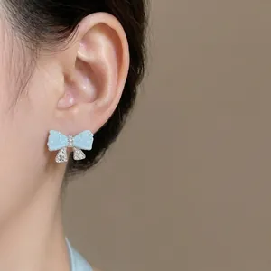 Süße hellblaue Schleifenohrringe mit S925 Silbernadeln für einen eleganten Look