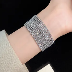 Primo piano dettagliato di uno scintillante bracciale a più file di strass su un polso