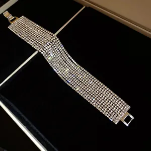 Vista dettagliata di un lussuoso bracciale a più strati di strass con fibbia argento
