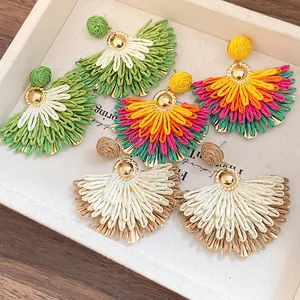 Orecchini a sospensione in rafia colorata a forma di ventaglio in stile boho chic.