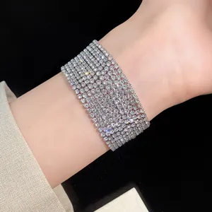 Bracciale multistrato scintillante a 8 file di strass da donna mostrato al polso.