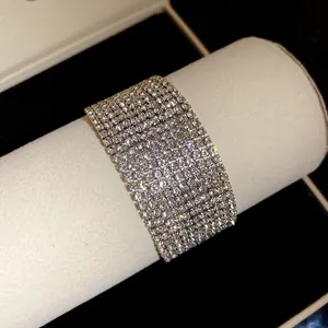Primo piano squisito di un bracciale scintillante di strass multistrato sul supporto