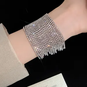 Dettaglio di un elegante bracciale scintillante a più strati di strass su un polso