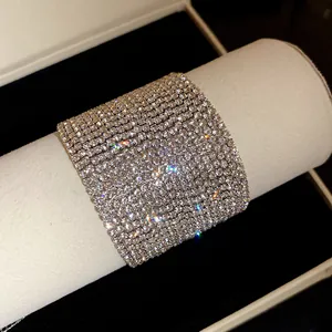 Primo piano di bracciale multistrato con strass su rotolo display, finitura argento.