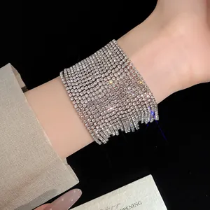 Vista dettagliata di un bracciale multistrato con strass scintillanti sul polso