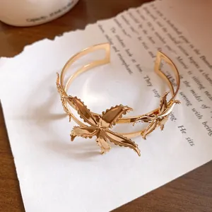 Primer plano detallado de un brazalete de estrella de mar dorada vintage sobre papel