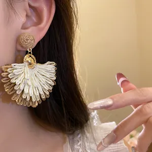 Orecchini pendenti in rafia a forma di ventaglio per un look vintage ideale in vacanza