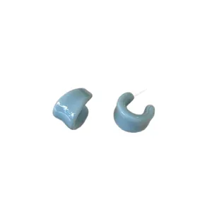 Créoles minimalistes en émail bleu clair en forme de U avec une belle finition brillante