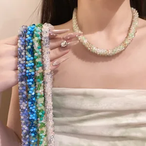 Colliers magnétiques en perles de cristal bohème faits main en divers coloris vifs