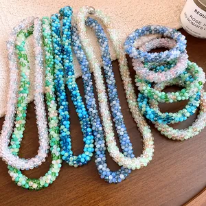Vue détaillée de colliers et bracelets bohèmes en perles de cristal avec fermoir magnétique.