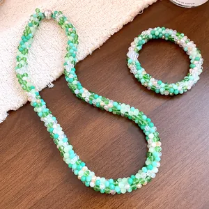 Vue détaillée de l'ensemble collier et bracelet en perles de cristal vert style bohème.