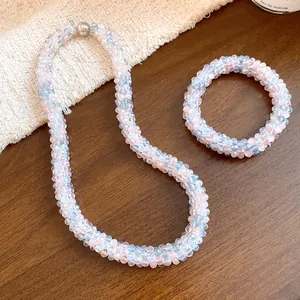 Vue détaillée de l'ensemble collier et bracelet en perles de cristal bohème avec fermoir aimanté