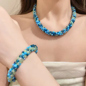 Vue détaillée du collier et du bracelet en perles de cristal bleu et vert bohème