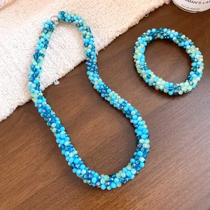 Vue détaillée de l'ensemble de bijoux en perles de cristal bleu avec fermoir magnétique