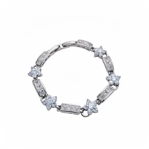 Bracelet élégant argenté avec des fleurs en zircone et des maillons rectangulaires brillants.
