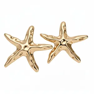 Elegante goldene Metall Seestern Ohrstecker mit einer einzigartigen faltigen Oberfläche