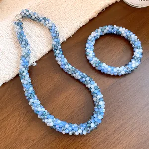 Vue détaillée de haute qualité du collier et du bracelet en perles de cristal bleu et blanc