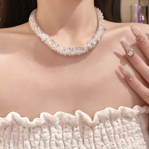 Vue détaillée d'un collier ras du cou élégant en perles de cristal de style bohème