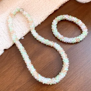 Vue détaillée de l'ensemble collier et bracelet bohème en perles de cristal avec fermoir magnétique.