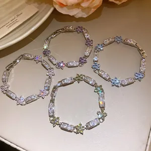 Détail de quatre bracelets à fleurs en zircone cubique avec des pierres brillantes