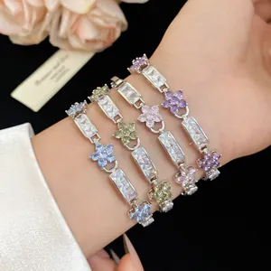 Détail de bracelets élégants en fleurs de zircone en quatre couleurs pastel douces.