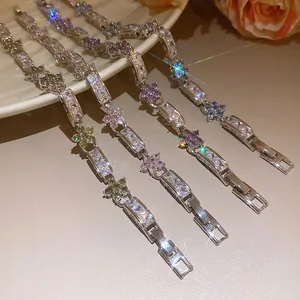 Gros plan de quatre bracelets en zircone étincelants avec de délicats motifs de fleurs