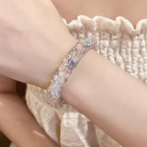 Détail d'un bracelet magnétique bohème en perles de cristal aux tons lavande et rose