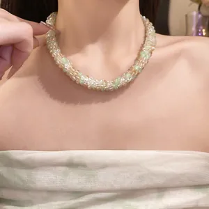 Gros plan d'un collier ras du cou en perles de cristal bohème aux tons vert et champagne