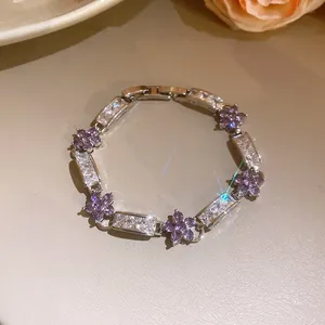 Gros plan d'un bracelet fleuri élégant avec zircons violets et blancs de style coréen.