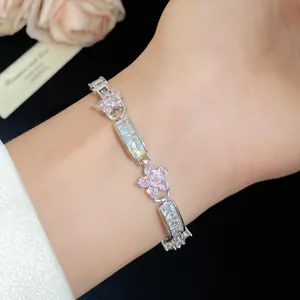Gros plan élégant d'un bracelet en zircon en forme de fleur rose sur un poignet