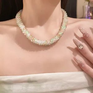 Vue détaillée d'un collier de perles en cristal bohème porté sur le cou du mannequin