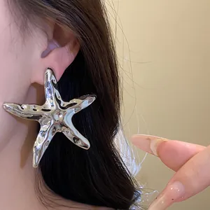Große silberne Metall-Seestern-Ohrstecker mit faltigem, glänzendem Finish für Damen