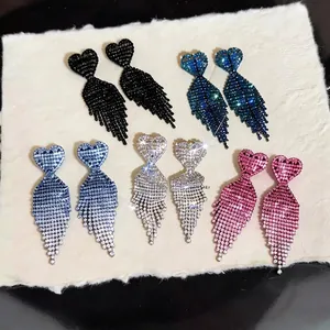 Eleganti orecchini a cuore con nappe e strass scintillanti disponibili in cinque colori