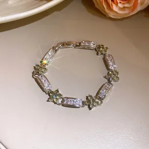 Vue détaillée d'un élégant bracelet en argent avec des zircons fleurs verts et cristaux