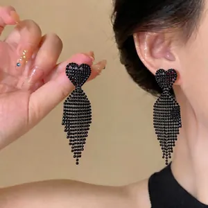 Eleganti orecchini pendenti a cuore nero con strass scintillanti
