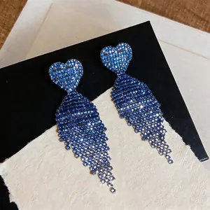 Orecchini a cuore con nappa in strass blu e perno in argento per donna eleganti