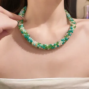 Vue détaillée d'un collier ras du cou tressé en perles de cristal vert porté par un mannequin